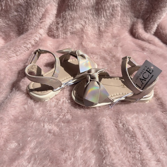 NWT Toddler Girl Iridescent Bow Sandals – Size 5 (Children’s Place) - Picture 1 of 3
